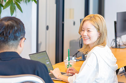 オフィスで打ち合わせ